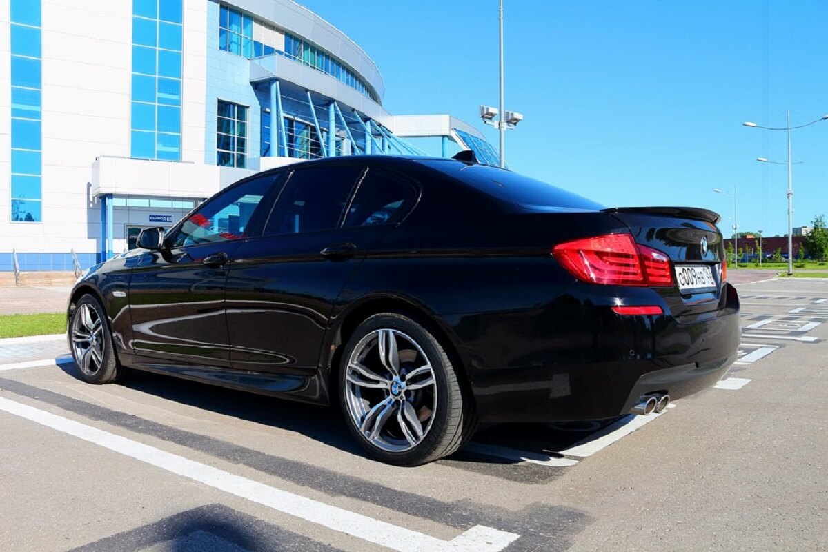 Спойлер на BMW-5 (f10) с вырезом