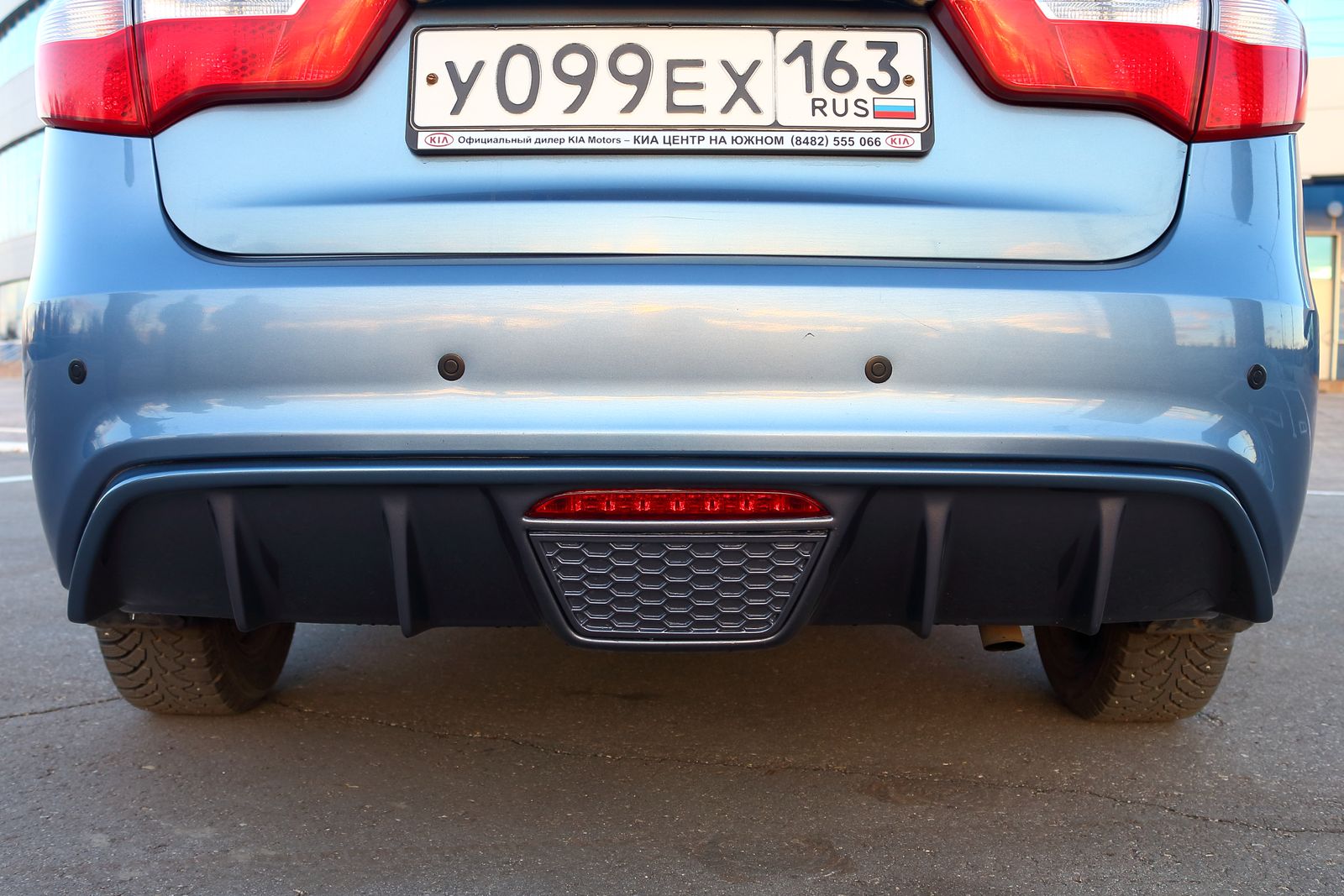 Диффузор на задний бампер со стоп сигналом Kia Rio 3